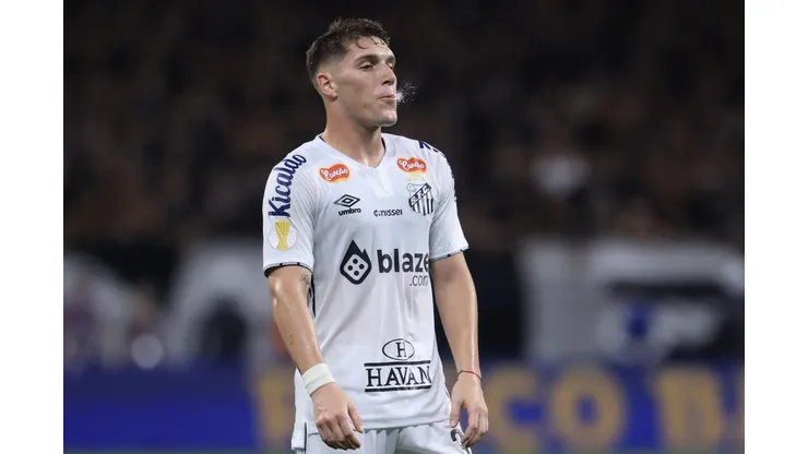 Rollheiser jogador do Santos durante partida contra o Corinthians no estádio Arena Corinthians pelo campeonato Paulista 2025. Foto: Marcello Zambrana/AGIF
