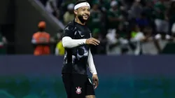 Memphis Depay jogador do Corinthians durante aquecimento antes da partida contra o Palmeiras no estadio Arena Barueri pelo campeonato Brasileiro A 2025. Foto: Fabio Giannelli/AGIF