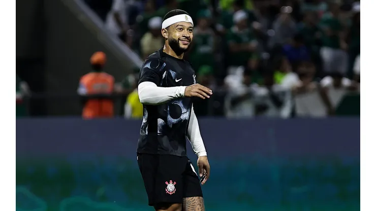 Memphis Depay jogador do Corinthians durante aquecimento antes da partida contra o Palmeiras no estadio Arena Barueri pelo campeonato Brasileiro A 2025. Foto: Fabio Giannelli/AGIF