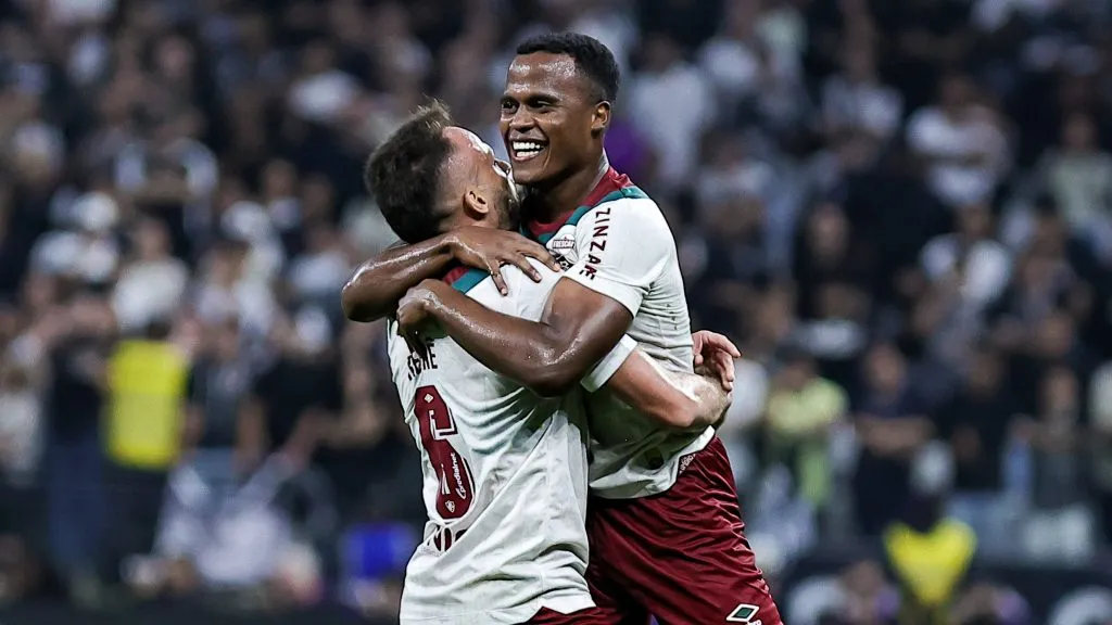 Renê e Jhon Arias comemoram gol do Tricolor das Laranjeiras. Foto: Fabio Giannelli/AGIF.