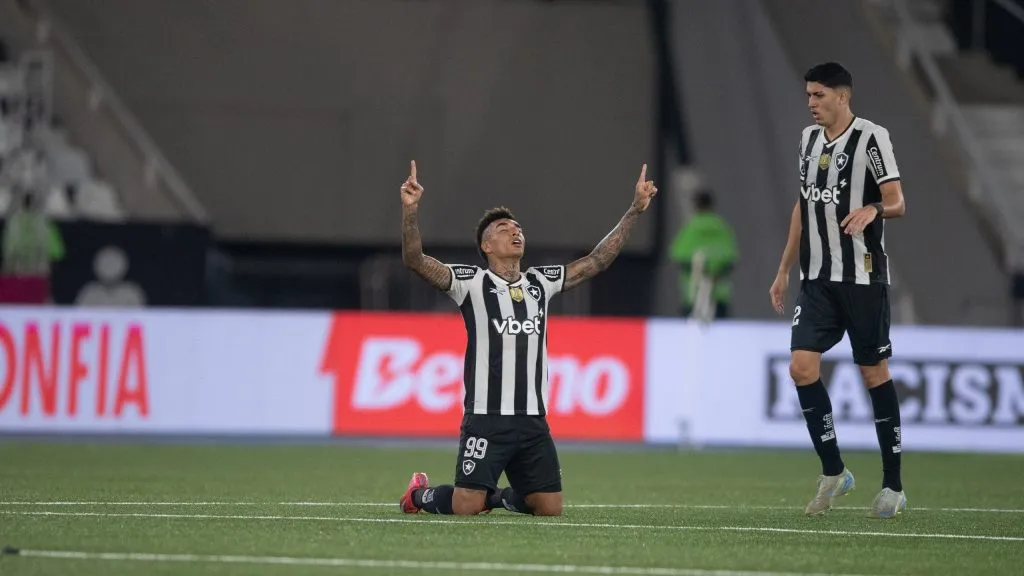 Igor Jesus, jogador do Botafogo, comemora seu gol durante partida contra o São Paulo, pelo Campeonato Brasileiro. Foto: Thiago Ribeiro/AGIF.