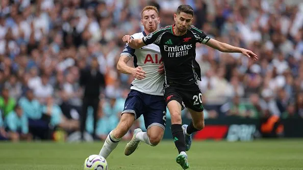 Jorginho durante partida. Foto: Alex Pantling/Getty Images