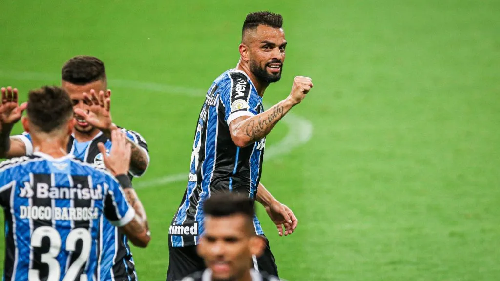 Maicon, ex-jogador do Grêmio, comemora seu gol durante partida contra o Goiás, pelo Campeonato Brasileiro de 2020. Foto: Fernando Alves/AGIF.