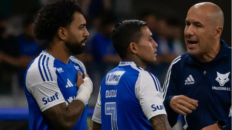 Gabigol e Dudu com Leonardo Jardim em partida contra o Bahia, no Brasileirão. Foto: Gilson Lobo/AGIF