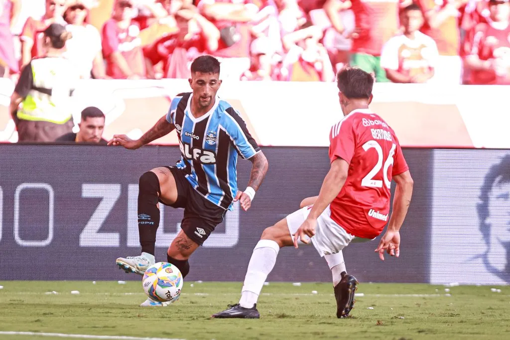 Cristian Olivera jogador do Grêmio durante partida contra o Internacional – Foto: Maxi Franzoi/AGIF