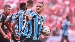 Braithwaite jogador do Grêmio comemora seu gol durante partida contra o Internacional - Foto: Maxi Franzoi/AGIF