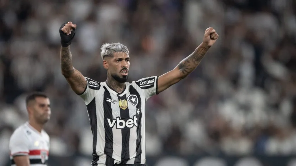 Barboza, zagueiro do Botafogo, durante partida contra o São Paulo, pelo Brasileirão Betano. Foto: Thiago Ribeiro/AGIF.
