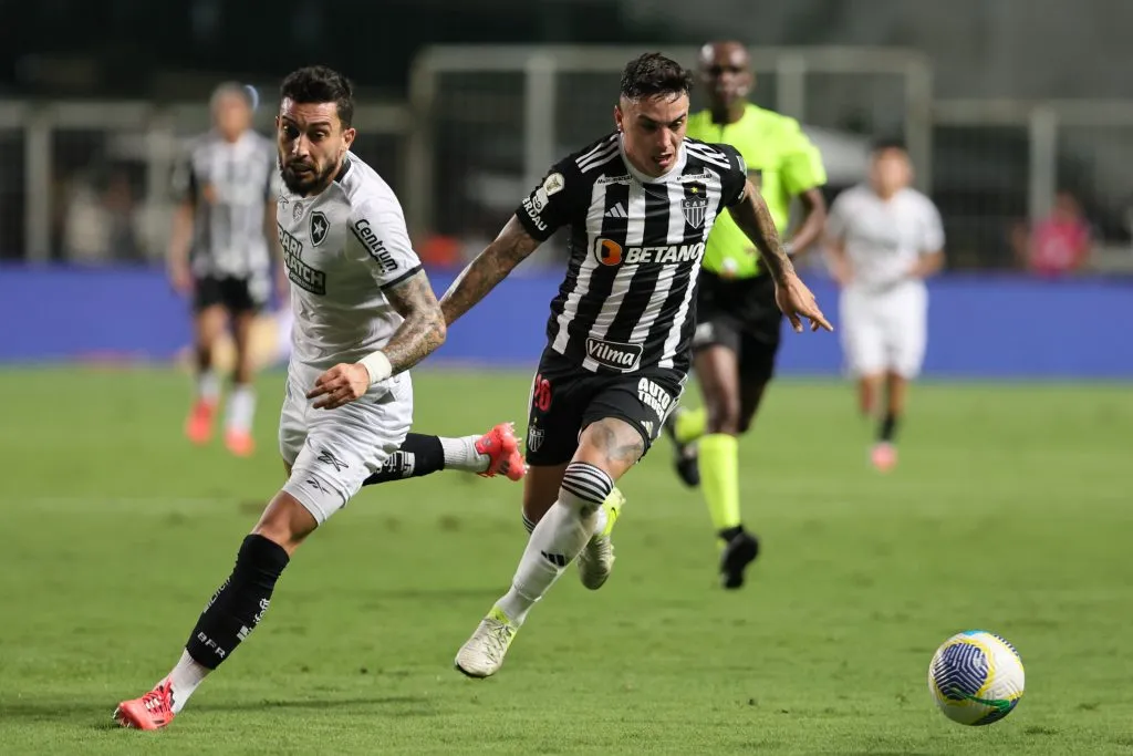 MG – BELO HORIZONTE – 20/11/2024 – BRASILEIRO A 2024, ATLETICO-MG X BOTAFOGO – Saravia jogador do Atletico-MG disputa lance com Alex Telles jogador do Botafogo durante partida no estadio Independencia pelo campeonato Brasileiro A 2024. Foto: Gilson Lobo/AGIF