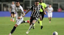 MG - BELO HORIZONTE - 20/11/2024 - BRASILEIRO A 2024, ATLETICO-MG X BOTAFOGO - Saravia jogador do Atletico-MG disputa lance com Alex Telles jogador do Botafogo durante partida no estadio Independencia pelo campeonato Brasileiro A 2024. Foto: Gilson Lobo/AGIF