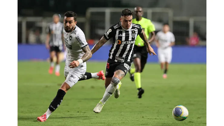 MG - BELO HORIZONTE - 20/11/2024 - BRASILEIRO A 2024, ATLETICO-MG X BOTAFOGO - Saravia jogador do Atletico-MG disputa lance com Alex Telles jogador do Botafogo durante partida no estadio Independencia pelo campeonato Brasileiro A 2024. Foto: Gilson Lobo/AGIF
