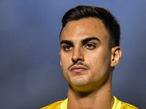 Donelli escorrega e quase comete falha em Corinthians x Sport