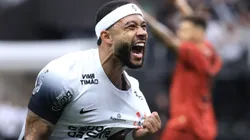 Memphis Depay comemorando gol durante partida entre Corinthians e Sport, na Neo Química Arena, pelo Brasileirão.