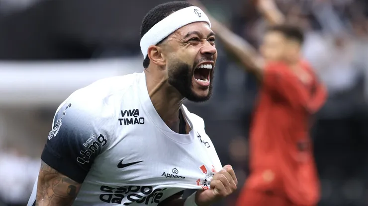 Memphis Depay comemorando gol durante partida entre Corinthians e Sport, na Neo Química Arena, pelo Brasileirão.