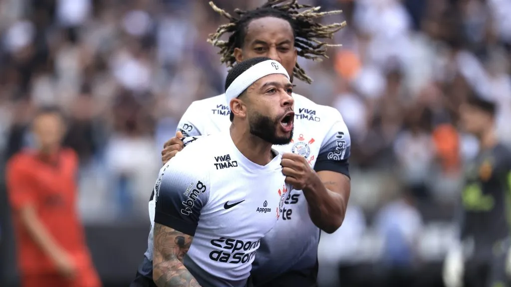 Memphis Depay comemorando. Foto: Marcello Zambrana/AGIF