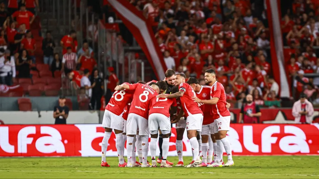 Jogadores do Internacional antes da partida contra Palmeiras no estádio Beira-Rio pelo campeonato Brasileiro A 2025. Foto: Maxi Franzoi/AGIF