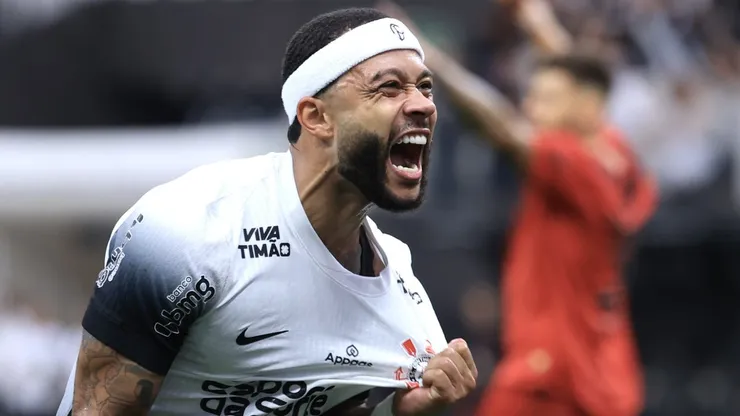 Memphis Depay comemorando um de seus dois gols em Corinthians x Sport. Foto: Marcello Zambrana/AGIF