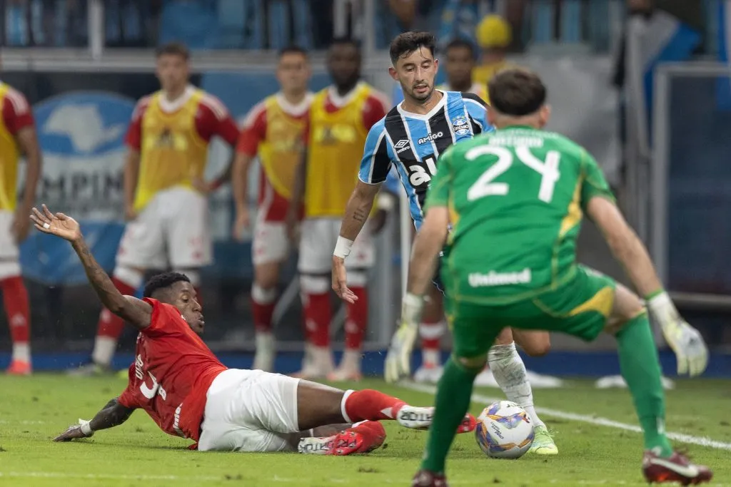 Villasanti jogador do Grêmio disputa lance com Vitão jogador do Internacional – Foto: Liamara Polli/AGIF