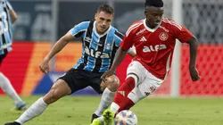 Christian jogador do Grêmio disputa lance com Carbonero jogador do Internacional - Foto: Liamara Polli/AGIF