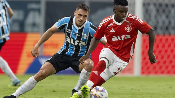 Christian jogador do Grêmio disputa lance com Carbonero jogador do Internacional - Foto: Liamara Polli/AGIF