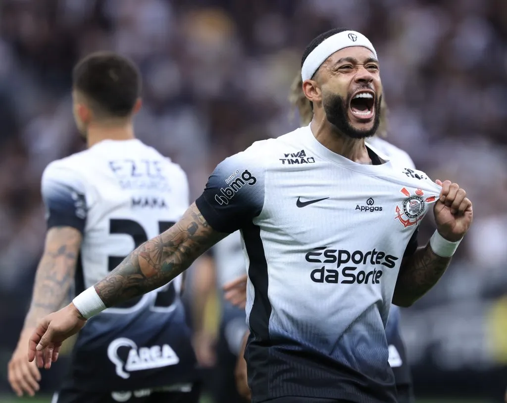 Memphis Depay vibra com seu gol pelo Corinthians. Foto: Marcello Zambrana/AGIF