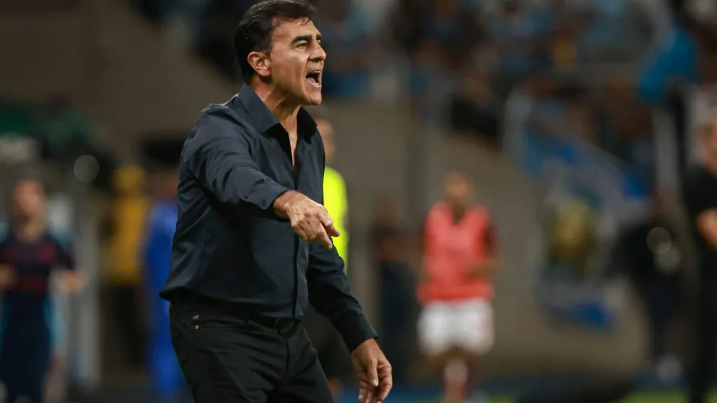 Gustavo Quinteros reclamando. Foto: Maxi Franzoi/AGIF