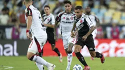 Coutinho jogador do Vasco disputa lance com Pulgar jogador do Flamengo - Foto: Jorge Rodrigues/AGIF