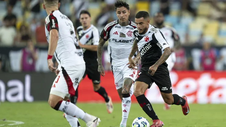 Coutinho jogador do Vasco disputa lance com Pulgar jogador do Flamengo - Foto: Jorge Rodrigues/AGIF
