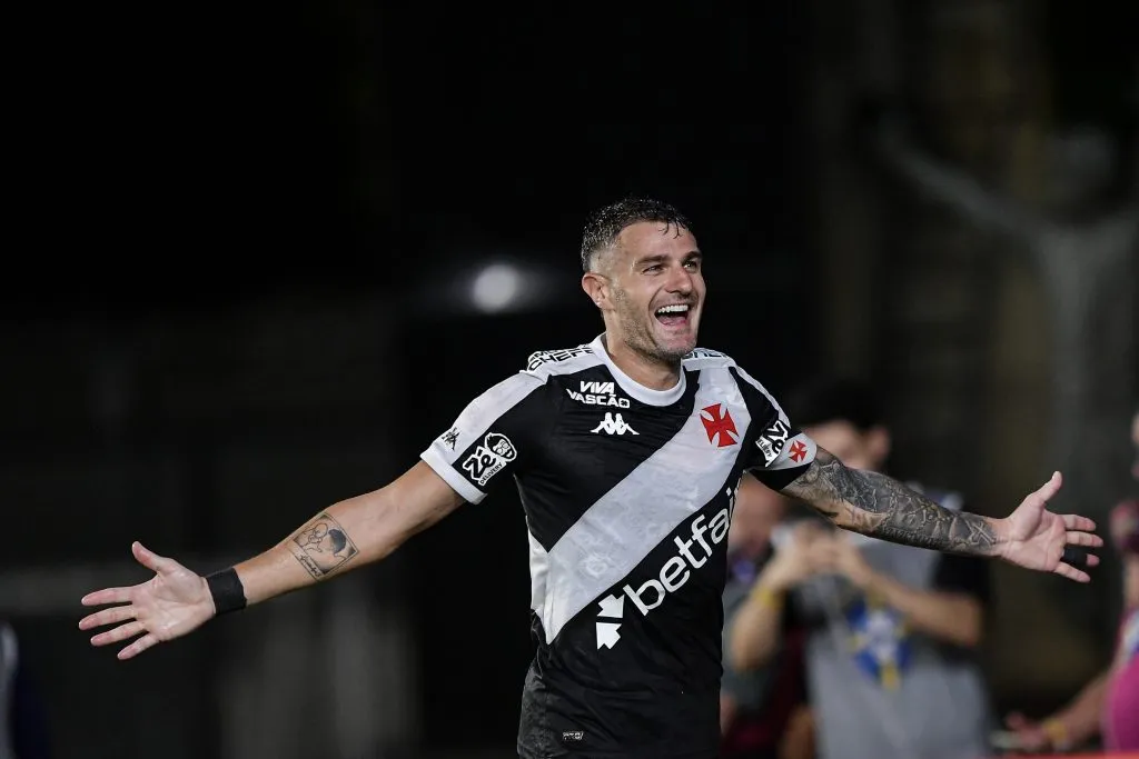 RJ – RIO DE JANEIRO – 30/03/2025 – BRASILEIRO A 2025, VASCO X SANTOS – Vegetti jogador do Vasco comemora seu gol durante partida contra o Santos no estadio Sao Januario pelo campeonato Brasileiro A 2025. Foto: Thiago Ribeiro/AGIF