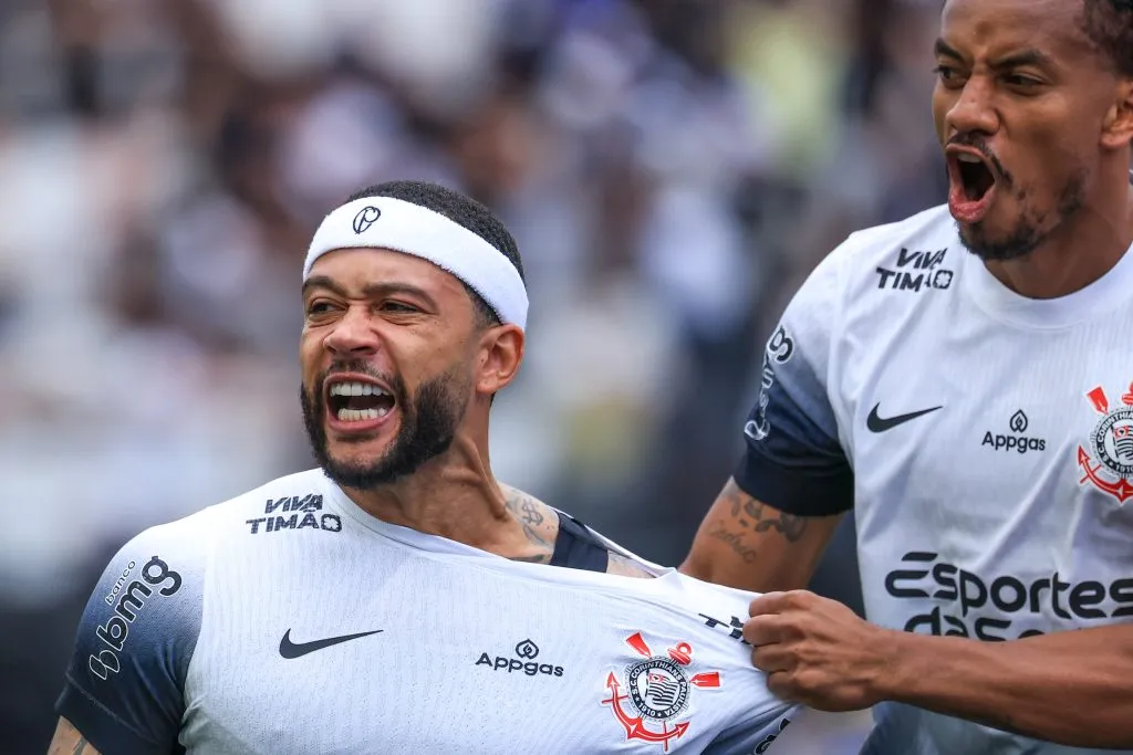 Memphis Depay jogador do Corinthians comemora seu gol com Carrillo – Foto: Marcello Zambrana/AGIF
