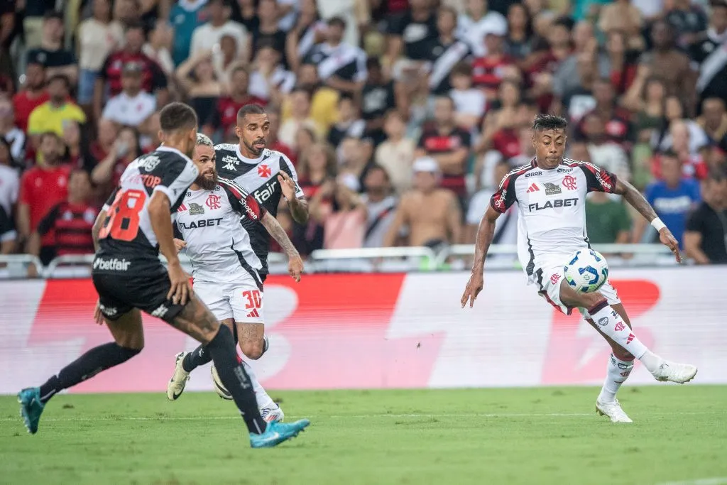 Jogadores do Flamengo e Vasco no clássico. Foto: Thiago Ribeiro/AGIF