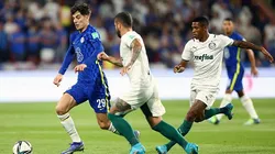 Jogador Palmeiras disputa lance com adversário do Chelsea, na final da Copa do Mundo de Clubes da FIFA EAU 2021 no estádio Mohammed Bin Zayed, em Abu Dhabi, Emirados Árabes Unidos