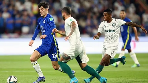 Jogador Palmeiras disputa lance com adversário do Chelsea, na final da Copa do Mundo de Clubes da FIFA EAU 2021 no estádio Mohammed Bin Zayed, em Abu Dhabi, Emirados Árabes Unidos