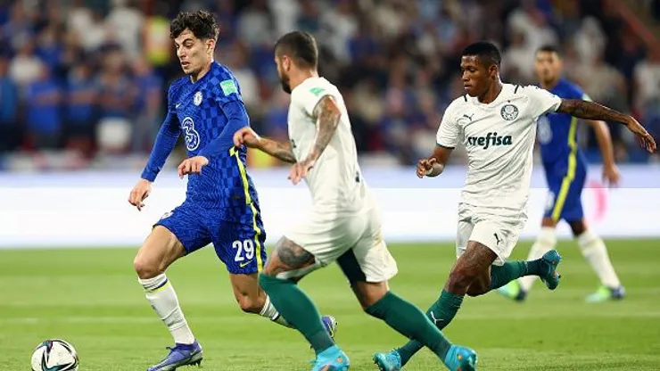 Jogador Palmeiras disputa lance com adversário do Chelsea, na final da Copa do Mundo de Clubes da FIFA EAU 2021 no estádio Mohammed Bin Zayed, em Abu Dhabi, Emirados Árabes Unidos