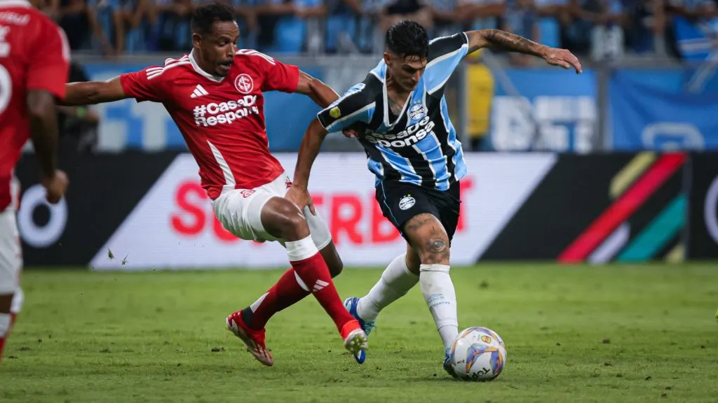 Pavon, jogador do Grêmio, disputa lance com Fernando jogador do Internacional. Foto: Maxi Franzoi/AGIF