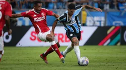 Pavon, jogador do Grêmio, disputa lance com Fernando jogador do Internacional. Foto: Maxi Franzoi/AGIF