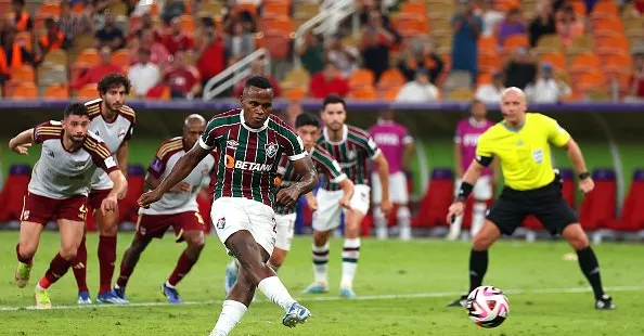 Jhon Arias, do Fluminense, marca de pênalti na semifinal do Mundial contra o Al Ahly, na Arábia Saudita. Foto: Francois Nel/Getty Images
