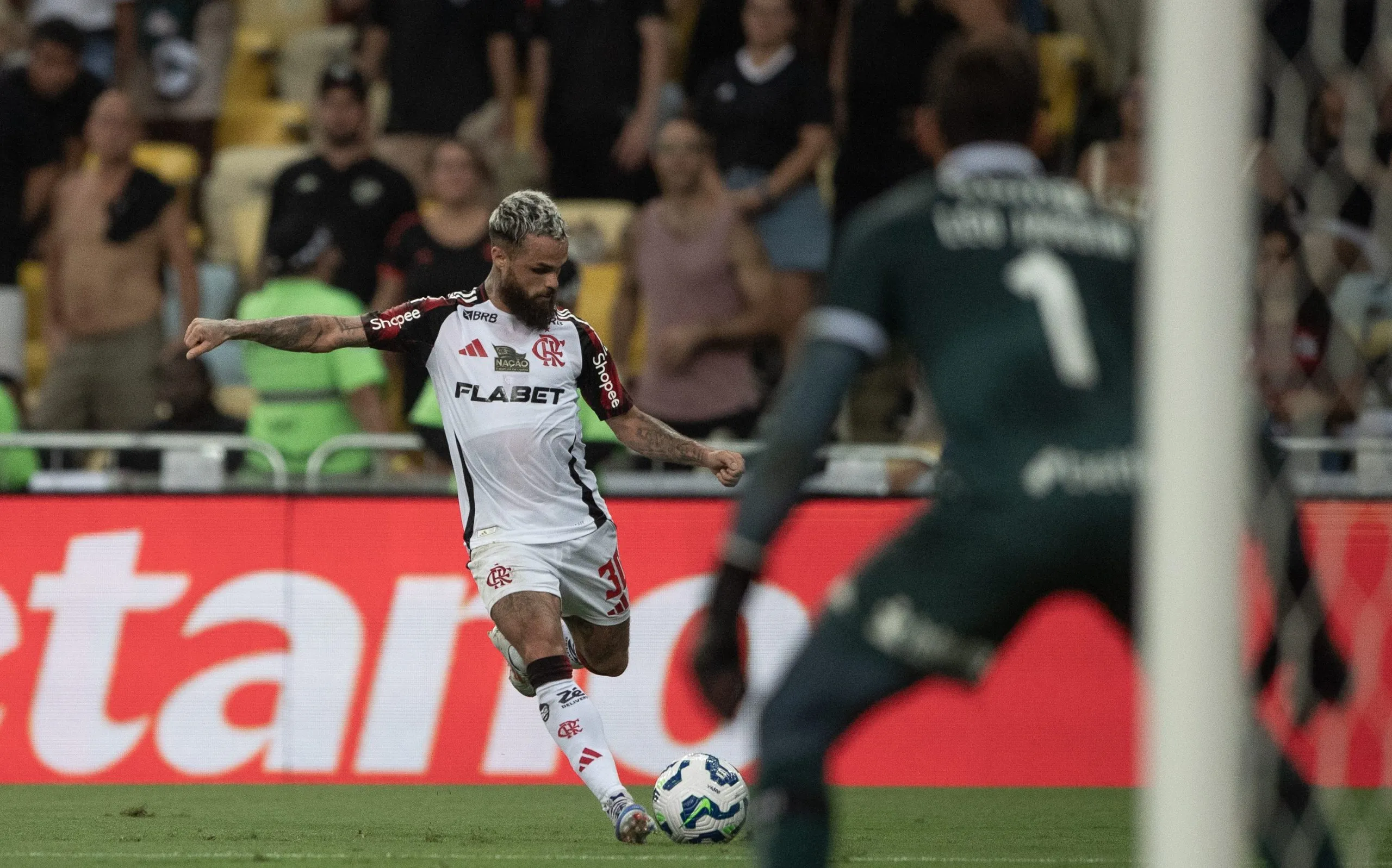Léo Jardim se prepara para fazer mais uma defesa impressionante diante do Flamengo no estadio Maracana pelo campeonato Brasileiro A 2025. Foto: Thiago Ribeiro/AGIF