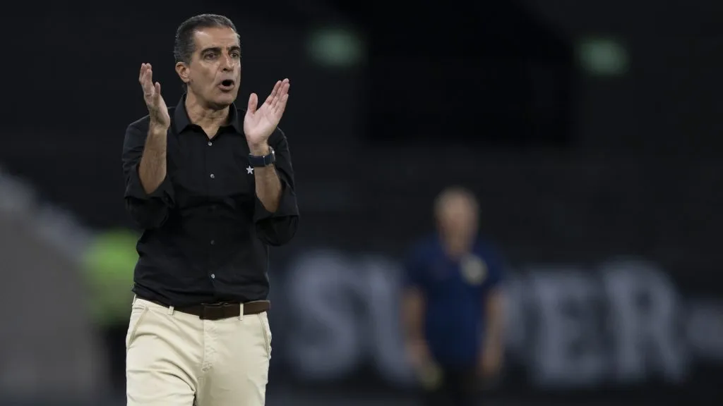 Renato Paiva vive comando delicado no Botafogo – Foto: Jorge Rodrigues/AGIF