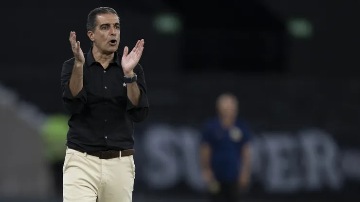 Renato Paiva vive comando delicado no Botafogo - Foto: Jorge Rodrigues/AGIF