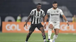 Bastos jogador do Botafogo disputa lance com Hulk jogador do Atletico-MG. Foto: Thiago Ribeiro/AGIF