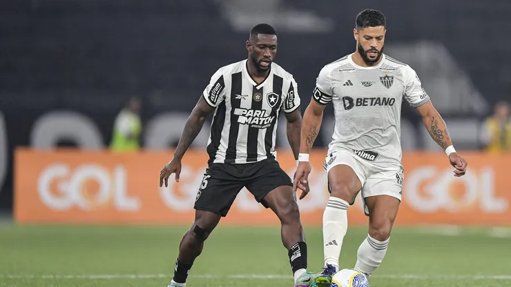 Bastos jogador do Botafogo disputa lance com Hulk jogador do Atletico-MG. Foto: Thiago Ribeiro/AGIF