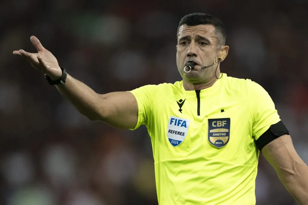 O árbitro Braulio da Siva Machado durante partida entre Flamengo e Cruzeiro no estádio Maracanã pelo campeonato Brasileiro A 2024. Foto: Jorge Rodrigues/AGIF