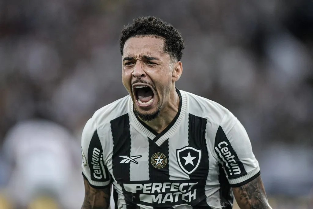 RJ – RIO DE JANEIRO – 08/12/2024 – BRASILEIRO A 2024, BOTAFOGO X SAO PAULO – Gregore jogador do Botafogo comemora seu gol durante partida contra o Sao Paulo no estadio Engenhao pelo campeonato Brasileiro A 2024. Foto: Thiago Ribeiro/AGIF