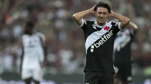 Nuno Moreira em ação pelo Vasco no Clássico dos Milhões - Foto: Jorge Rodrigues/AGIF
