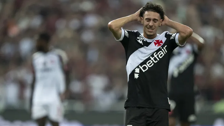 Nuno Moreira em ação pelo Vasco no Clássico dos Milhões - Foto: Jorge Rodrigues/AGIF