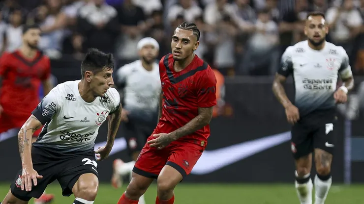 Du Queiroz durante partida de ontem (19) em Itaquera.