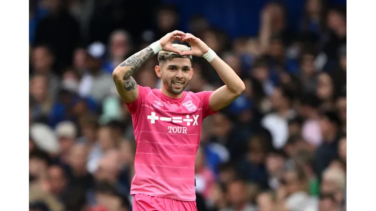 LONDON, ENGLAND - APRIL 13: Julio Enciso of Ipswich Town celebrates scoring his team's first goal during the Premier League match between Chelsea FC and Ipswich Town FC at Stamford Bridge on April 13, 2025 in London, England. (Photo by Mike Hewitt/Getty Images)