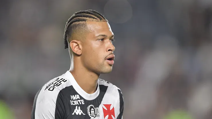 João Victor em ação nas quatro linhas com a camisa do Vasco. Foto: Thiago Ribeiro/AGIF.