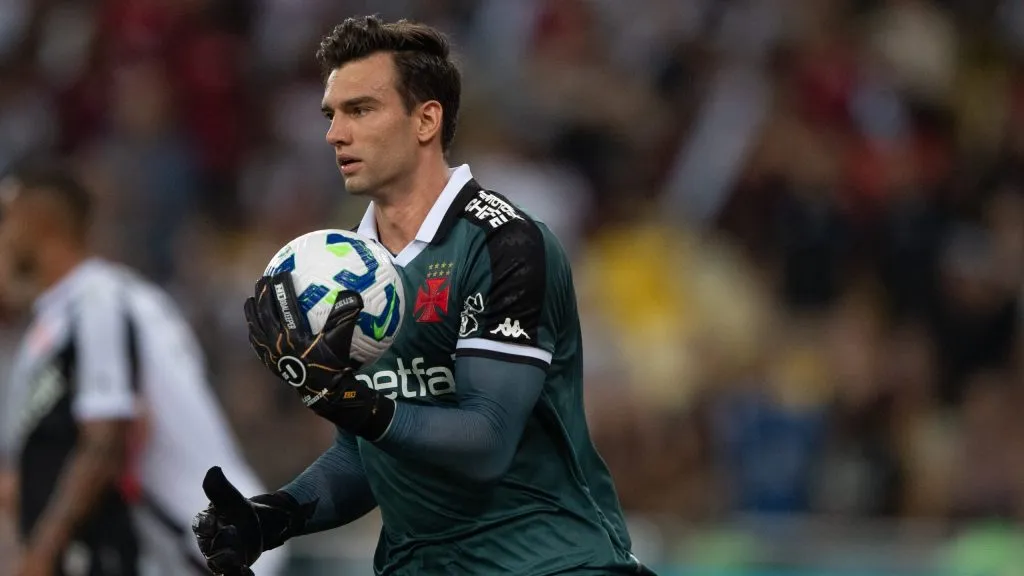 Léo Jardim goleiro do Vasco durante partida contra o Flamengo no estádio Maracanã pelo campeonato Brasileiro A 2025. Foto: Thiago Ribeiro/AGIF