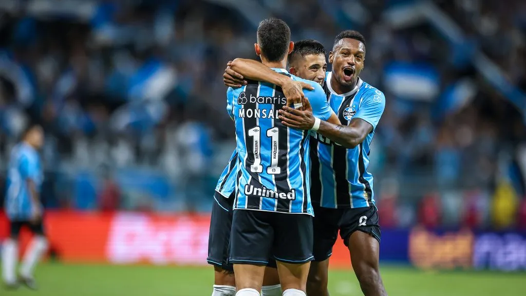 Jogadores do Grêmio celebram gol marcado em cima do Internacional. Foto: Lucas Uebel/Grêmio.